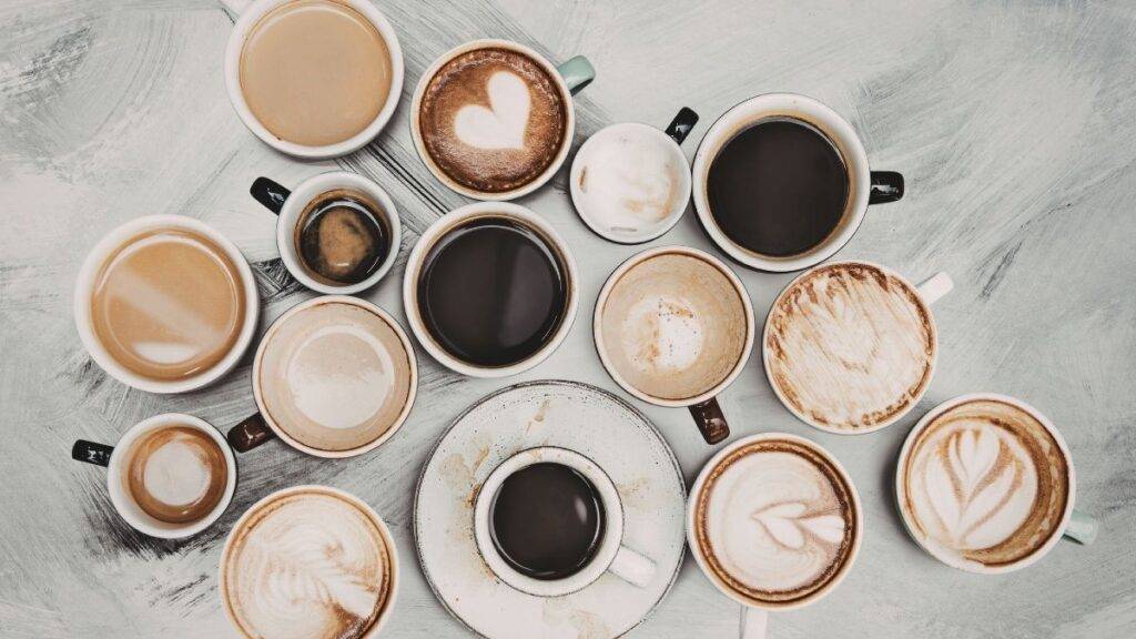 Vielfalt an europäischen Kaffeesorten wie Espresso, Cappuccino und Café au Lait auf einem Tisch