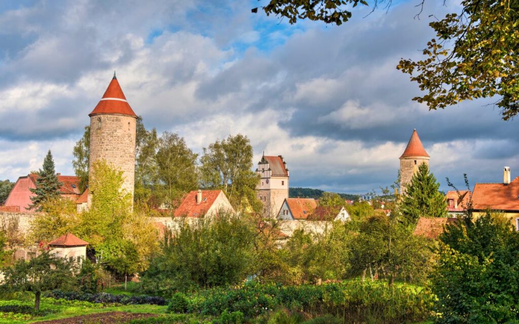 Farbenfrohes Panorama der Altstadt von Dinkelsbühl mit Blick auf die gut erhaltenen mittelalterlichen Häuser in Bayern