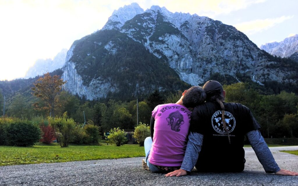 Spektakuläre Aussicht auf die Alpenstraße und Bergmassive in Südbayern bei schönem Herbstwetter