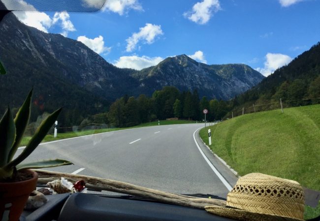 Deutsche Alpenstrasse Schönste Strassen Europas Patascha Bayern Ferienstrasse Rossfeld Panoramastrasse Hinterriss-Eng Ahornboden Deutschland Österreich Jochpass Zugspitze Tatzelwurm Wasserfall Allgäu Bodensee Königssee Freiheitsmobile