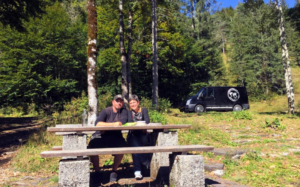 Wohnmobil auf einem Wanderparkplatz an der Deutschen Alpenstraße in den bayerischen Alpen
