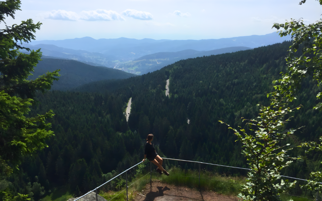 Col de la Schucht - Hier trägt die Grüne-Straße ihren Namen zurecht. Wälder ohne Ende! Wenn du im Herbst fährst, leuchten die Vogesen in den krassesten Farben. Ein perfekter Ausgangspunkt für ausgedehnte Wanderungen.