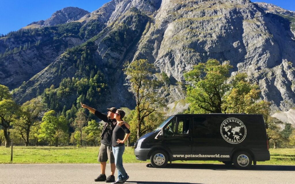 Wohnmobil auf der mautpflichtigen Hinterriss-Eng Straße in Österreich, einem spektakulären Abstecher von der Deutschen Alpenstraße in die Eng im Karwendel.