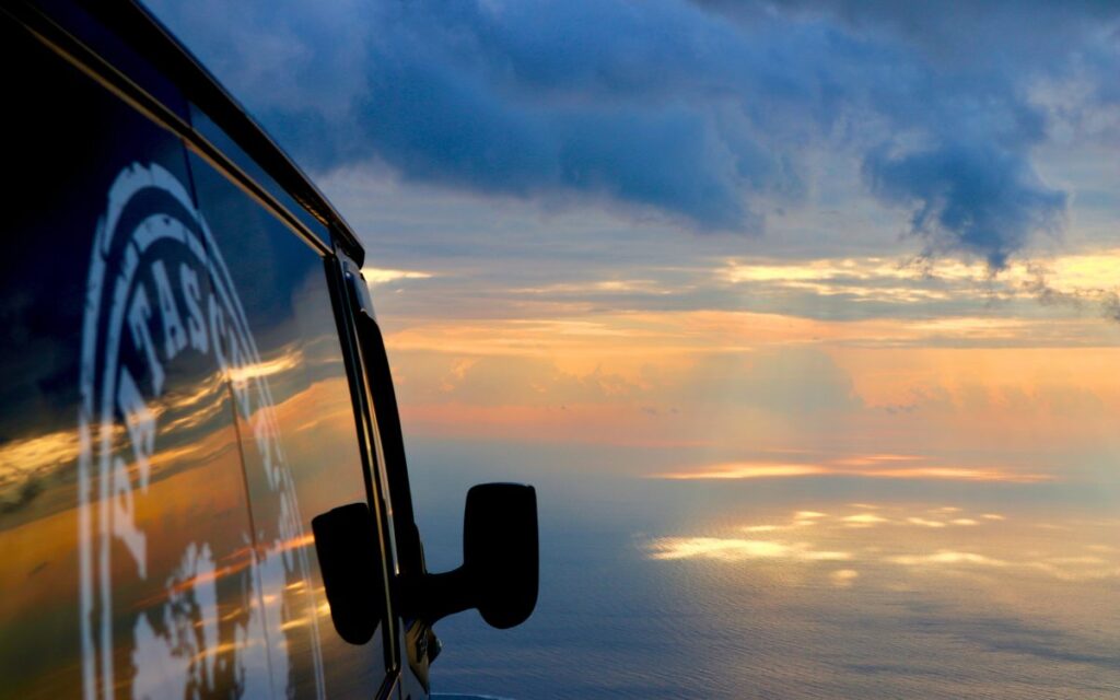 Wohnmobil auf der Serpentinenstrecke des Llogara Passes in Albanien mit Blick auf das ionische Meer.
