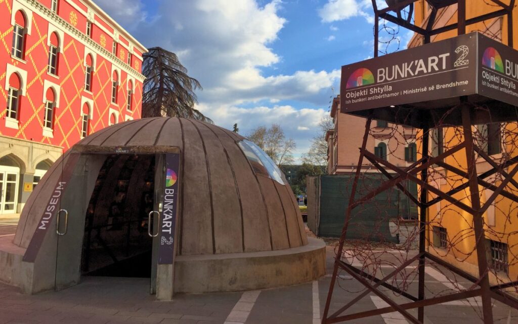 Eingang zum Bunk'Art Museum in Tirana – ehemaliger Atombunker als historisches Museum umgebaut.