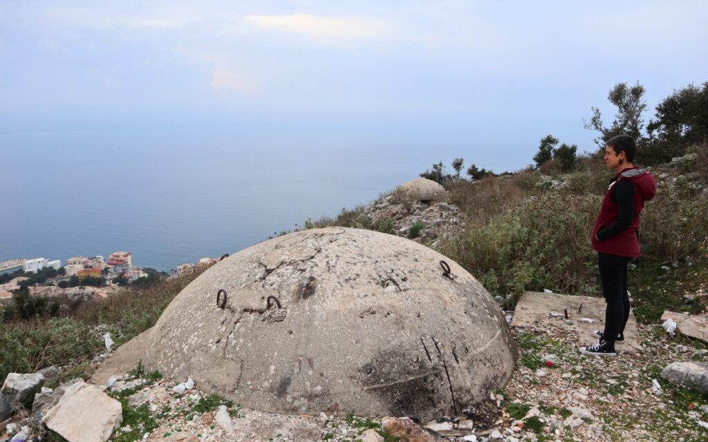 Kleine Pillbox-Bunker in der albanischen Landschaft – Albanien Bunker - Relikte der Hoxha-Diktatur an der Küste.