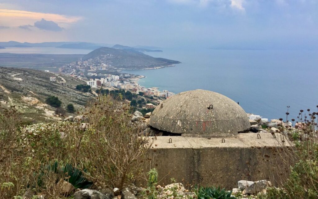 Albanien Bunker mit Blick auf das ionische Meer an der albanischen Riviera.