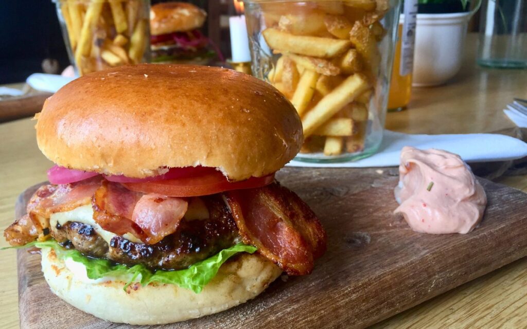 Saftiger Bio-Burger im Cafe Pitstop Idestrup – Kulinarischer Geheimtipp auf der Insel Falster.
