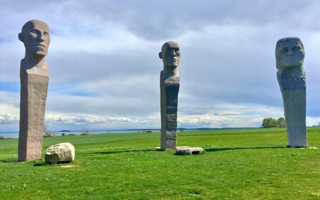 Die singenden Steinriesen Dodekalitten auf Lolland – Mystisches Kunstprojekt und Ausflugsziel in Dänemark.
