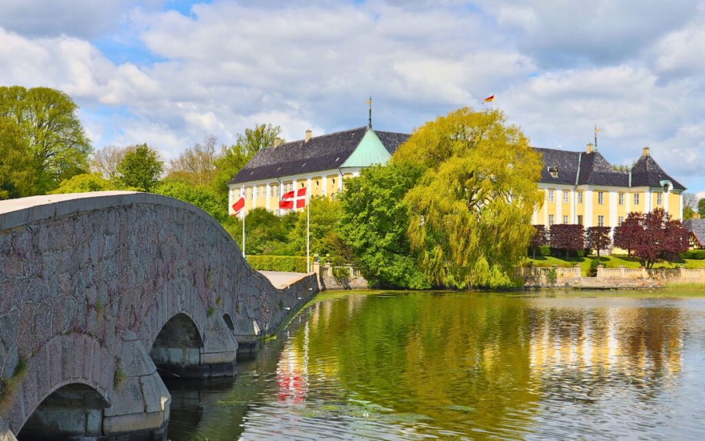 Renaissance-Schloss Gavnø auf Seeland Dänemark mit weitläufiger Parkanlage und Schlossbrauerei