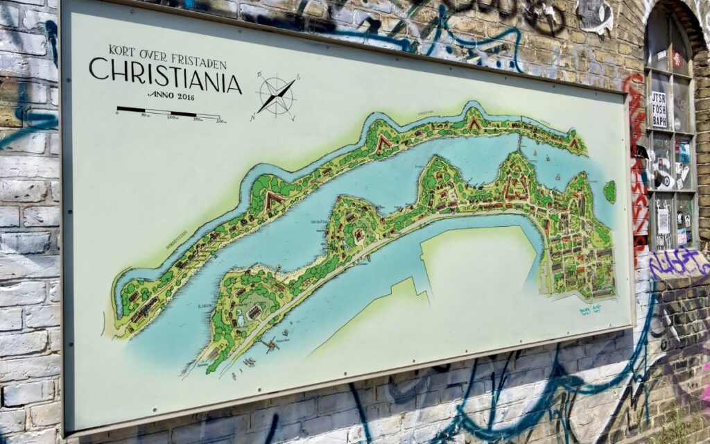 Bunte Hausfassade und Streetart mit Karte in der Freistadt Christiania Kopenhagen