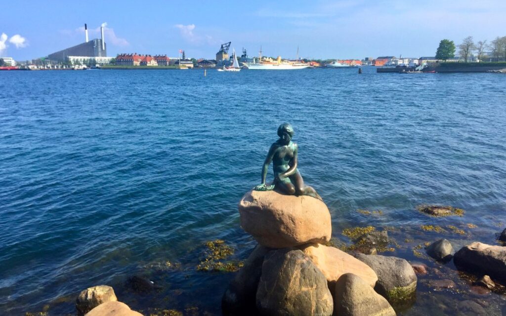 Die Statue der Kleinen Meerjungfrau am Hafen von Kopenhagen bei Sonnenlicht