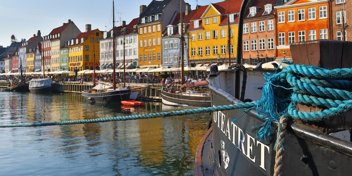 Dänemark Kopenhagen Roadtrip Wohnmobil Vanlife Stellplatz Reisemobil Camper Camping park4night Sehenswürdigkeiten !ffnungszeiten Eintrittspreis Informationen Reise Urlaub Sightseeing Christiania Marihuana Cannabis legal Nyhavn Reffen Streetfood Kleine Meerjungfrau Tivoli Hans Christian Andersen Tagestour Hop on Hop off Bootstour Busboot Bus Gastronomie Sparfuchs Low Budget