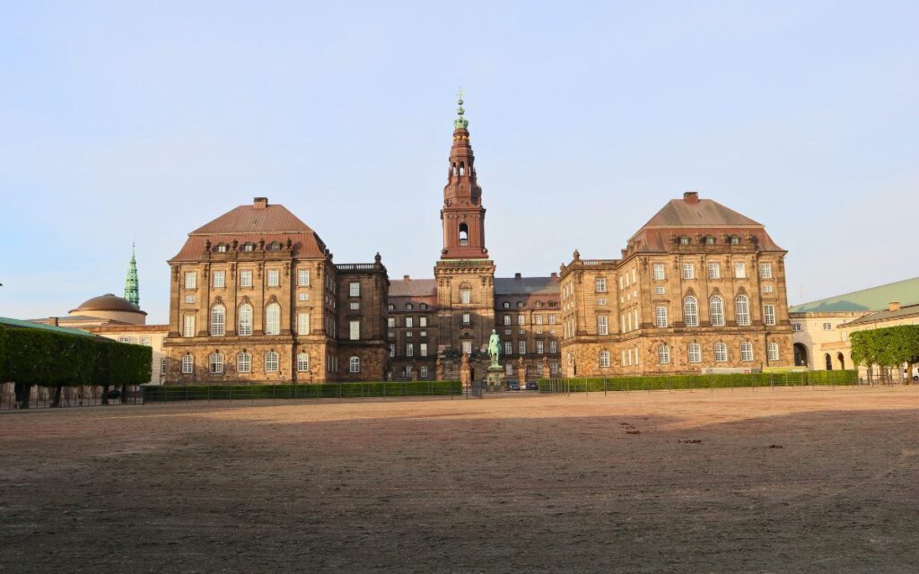 Schloss Christiansborg in Kopenhagen mit Blick auf den kostenlosen Aussichtsturm Tårnet