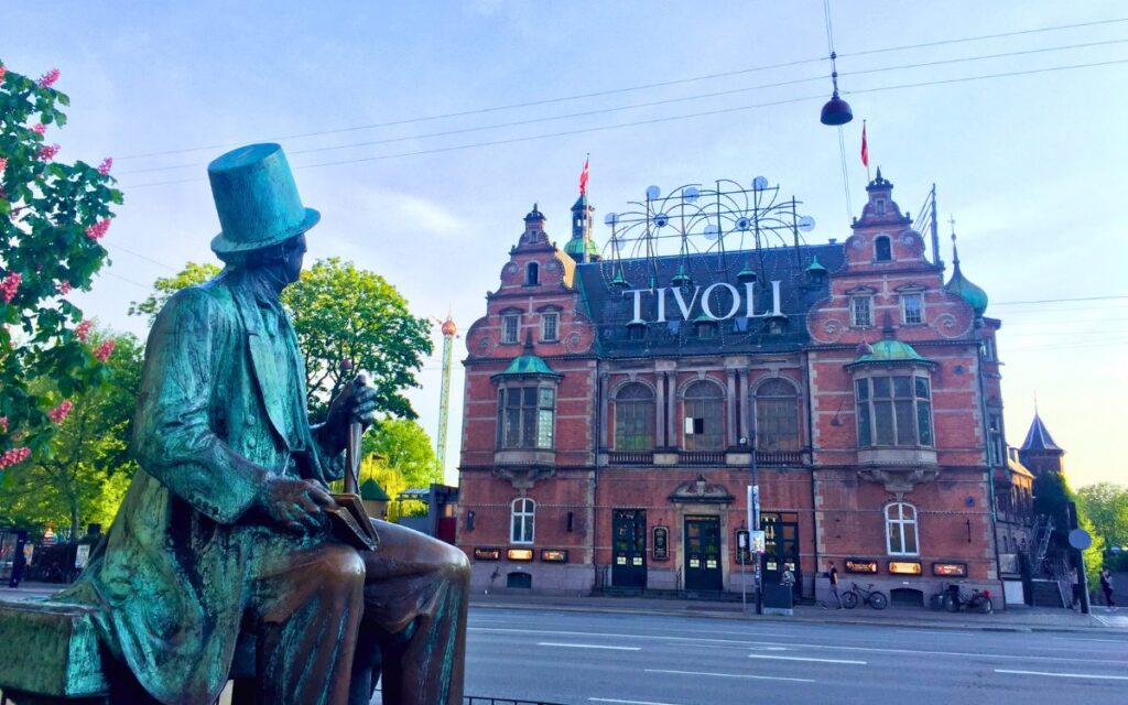 Der historische Eingangsbereich des Freizeitparks Tivoli Kopenhagen bei Nacht
