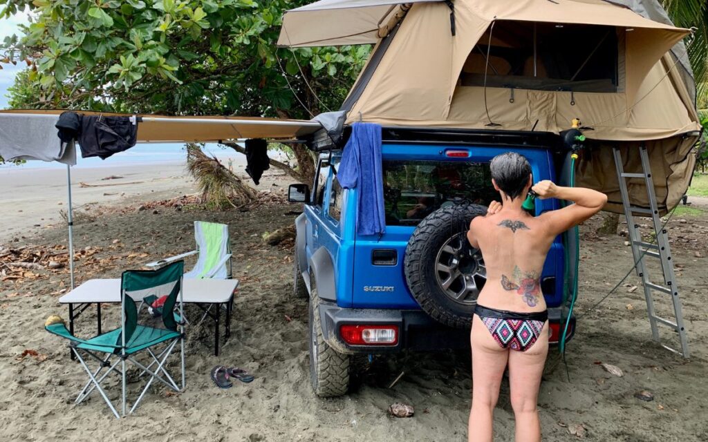 Duschen am 4x4 am einsamen Strand: Costa Rica Roadtrip & Freiheit