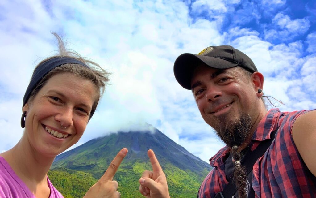 Tascha und Patrick während ihrem Costa Rica Roadtrip am Vulkan