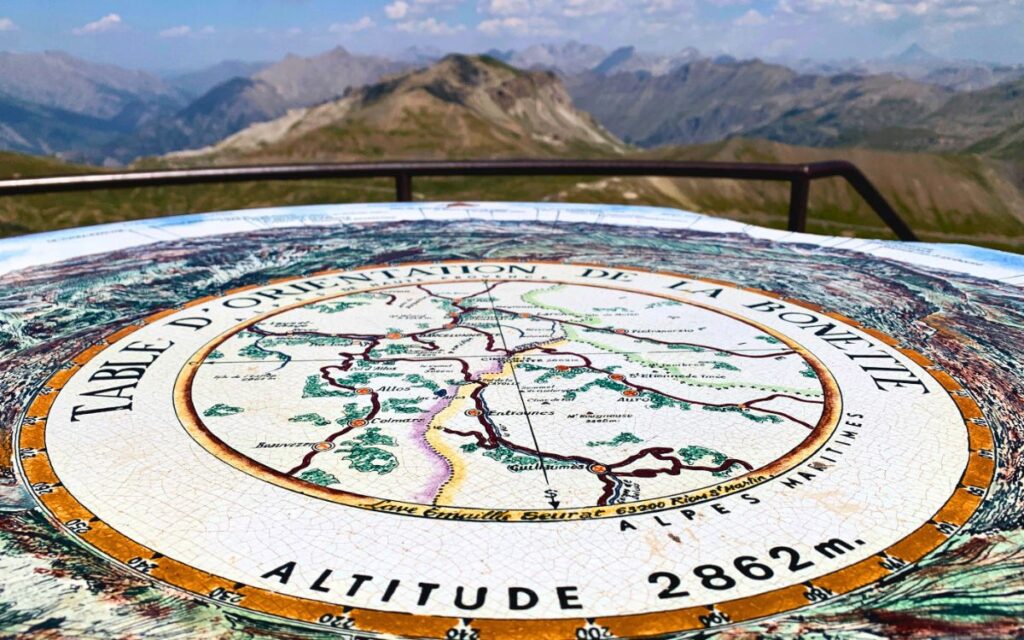Panorama der Route de la Bonette in den französischen Alpen, der höchsten befahrbaren Straße Europas auf 2.802 Metern.