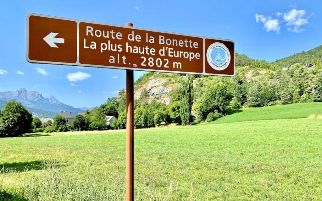 Panoramablick auf die Route de la Bonette, die höchste befestigte Straße in Frankreich entlang der Route des Grandes Alpes.