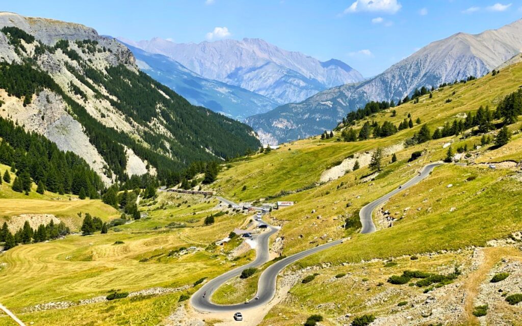 Wohnmobil auf einer Passstraße während eines Roadtrips durch die französischen Alpen auf der Route des Grandes Alpes.