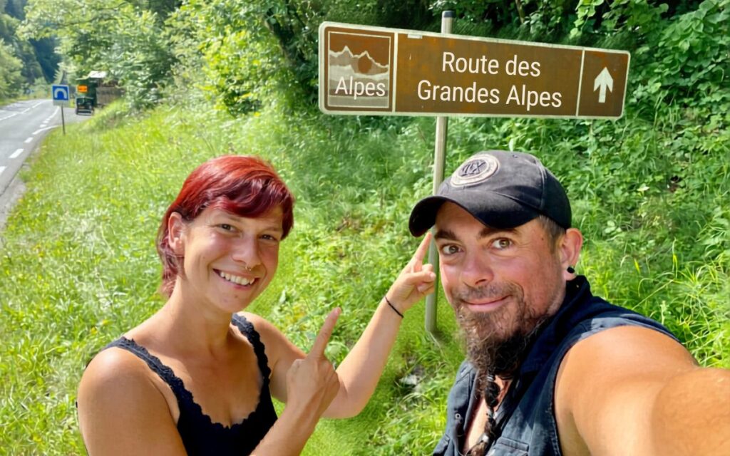 Offizielles Straßenschild der Route des Grandes Alpes zum Start des Roadtrips in Frankreich.