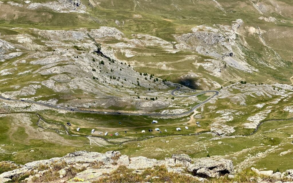 Die asphaltierte Ringstraße Cime de la Bonette führt um den Berggipfel in den Seealpen während eines Roadtrips in Frankreich.