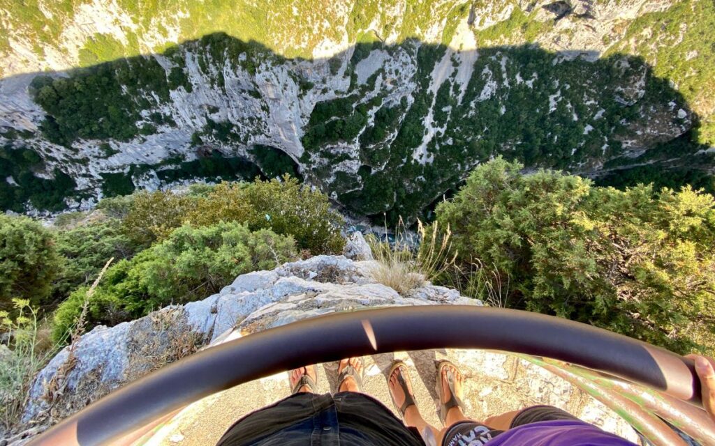 Steile Kalkfelsen der Gorges du Verdon mit Blick auf den türkisfarbenen Fluss Verdon in Frankreich.