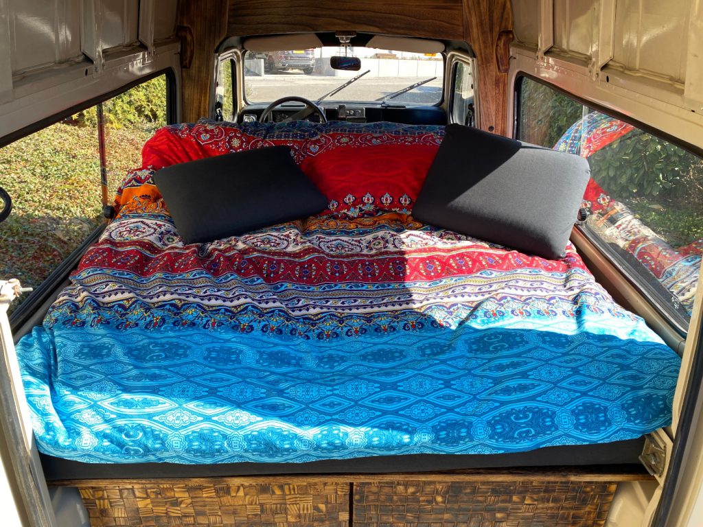 Eine Matratze auf Maß für deine Bett im Camper. Rückenschmerzen im Camper sind mit der FLEXIMA® tabu. So erholt man sich richtig auf Reisen.