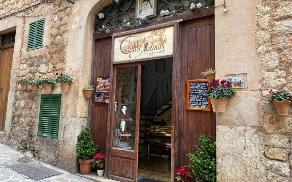 Traditionelle Bäckerei in Valldemossa Mallorca mit Kachel der Heiligen Catalina Thomas und Coca de Patata Gebäck