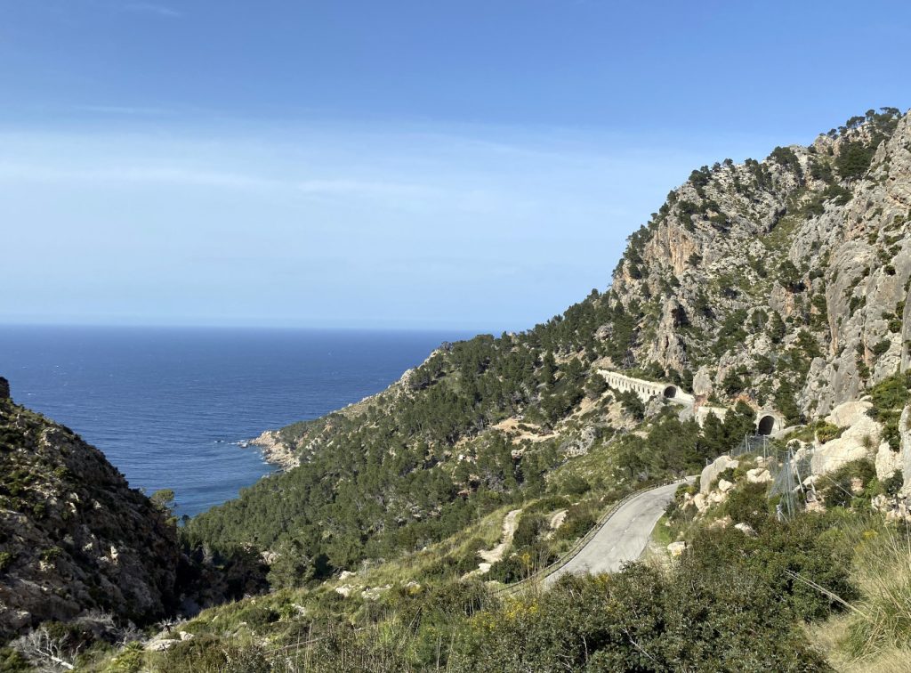 Die schönsten Strassen Mallorcas befinden sich drfinitiv im Tramuntana Gebirge. Wir haben 3 davon für dich ausfindig gemacht...