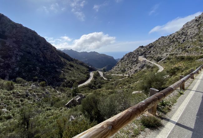 Die Ma-2141 Sa Calobra bietet zahlreiche Kurven und spektakuläre Aussichten bis hinunter zum Torrent de Pareis