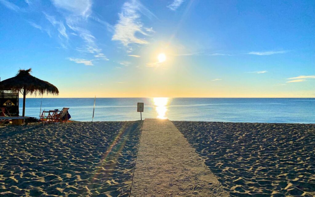 Zugang zum Strand vom 4-Sterne-Campingplatz Ultima Spiaggia in Bari Sardo – ein Top-Tipp für Stellplätze auf Sardinien während deines Roadtrips. 