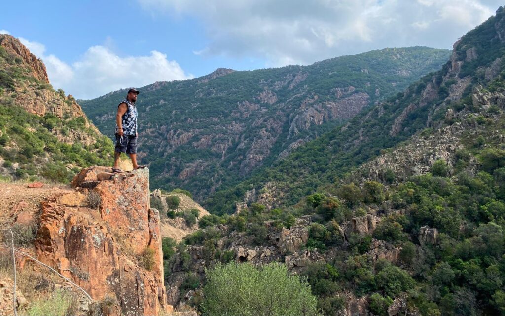 Atemberaubender Aussichtspunkt – Entdeckungstour beim Sardinien Roadtrip abseits der Touristenpfade.