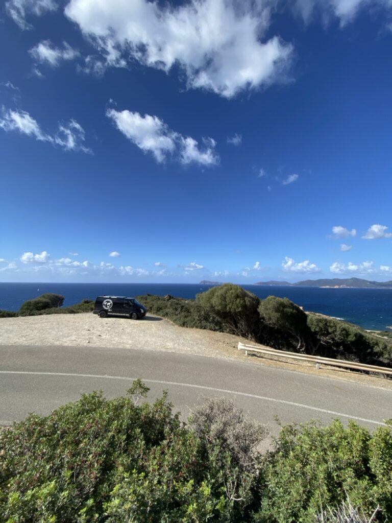 Sardinien mit dem Camper. Atemberaubender Aussichtspunkt an der Küste – Entdeckungstour beim Sardinien Roadtrip abseits der Touristenpfade.
