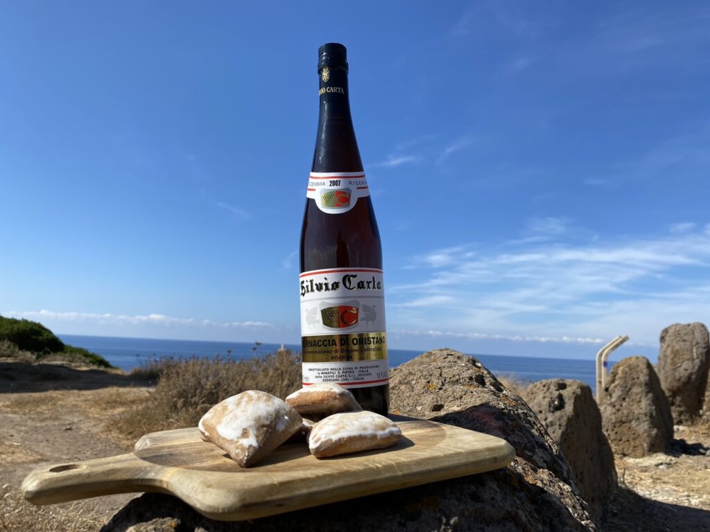 Kulinarische Highlights auf Sardinien: Traditionelle Spezialitäten wie Seadas und Mostaccioli beim Roadtrip genießen.
