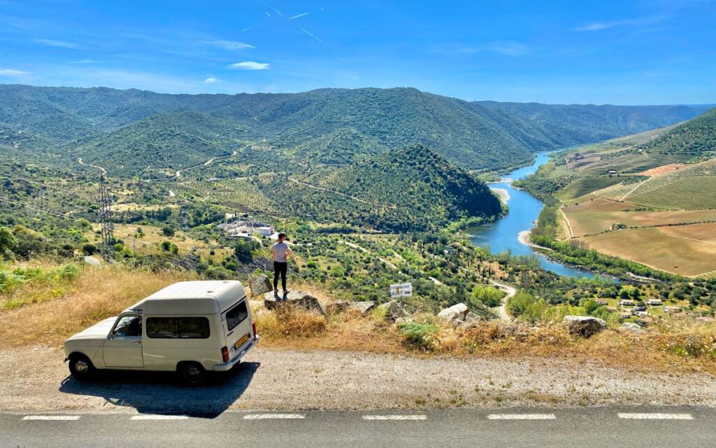 Spektakulärer Aussichtspunkt an der Grenze zwischen Spanien und Portugal beim Roadtrip entlang des Douro und Duero.