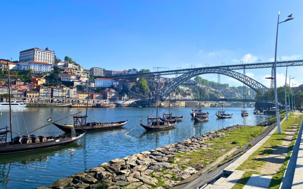 Die berühmte Brücke Ponte Dom Luís I in Porto am Ziel des Douro Roadtrips bei Vila Nova de Gaia.