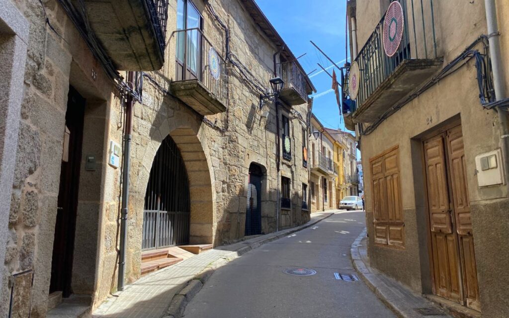 Historische Sehenswürdigkeiten und Kulturlandschaft auf der Route des Douro Roadtrips zwischen Spanien und Portugal.