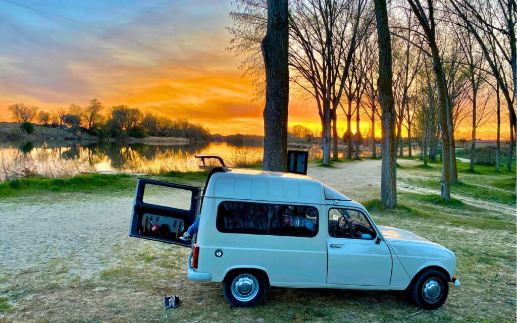 Malerischer Sonnenuntergang über dem Douro Fluss – idealer Stellplatz für Camper und Vanlife-Abenteurer.