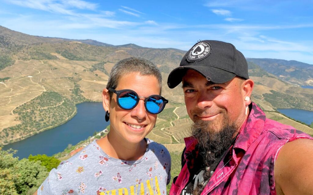 Tascha und Patrick von Patascha's World bei ihrem Roadtrip Abenteuer am Douro mit dem Camper