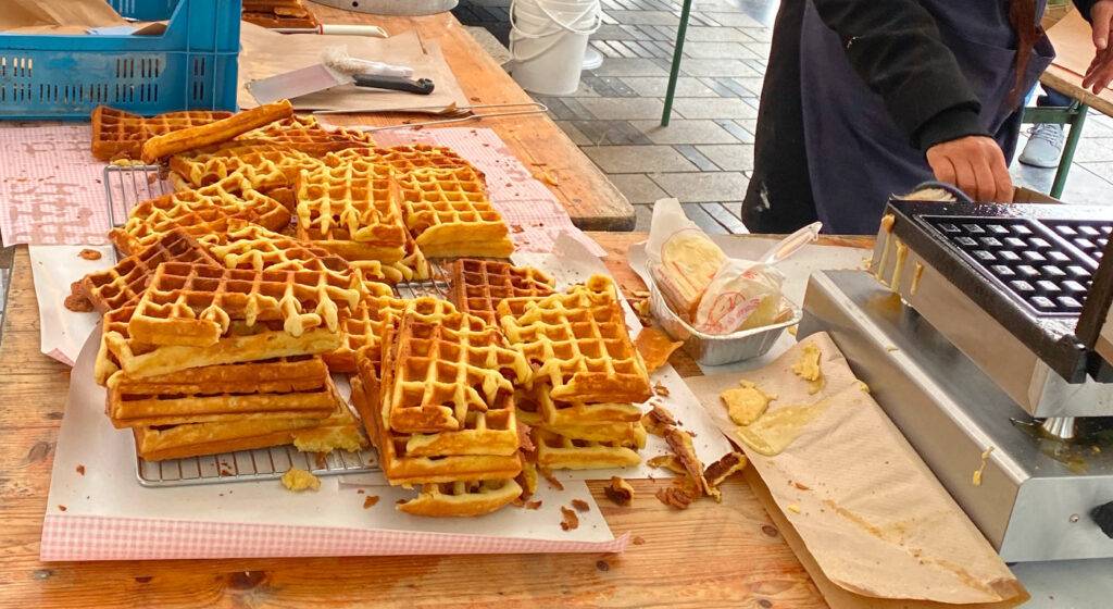 Traditionelle Brüsseler Waffel, rechteckige Form mit dünnen Kämmen und großzügigen Löchern, perfekt für süße Beläge wie Obst, Eis und Schokolade