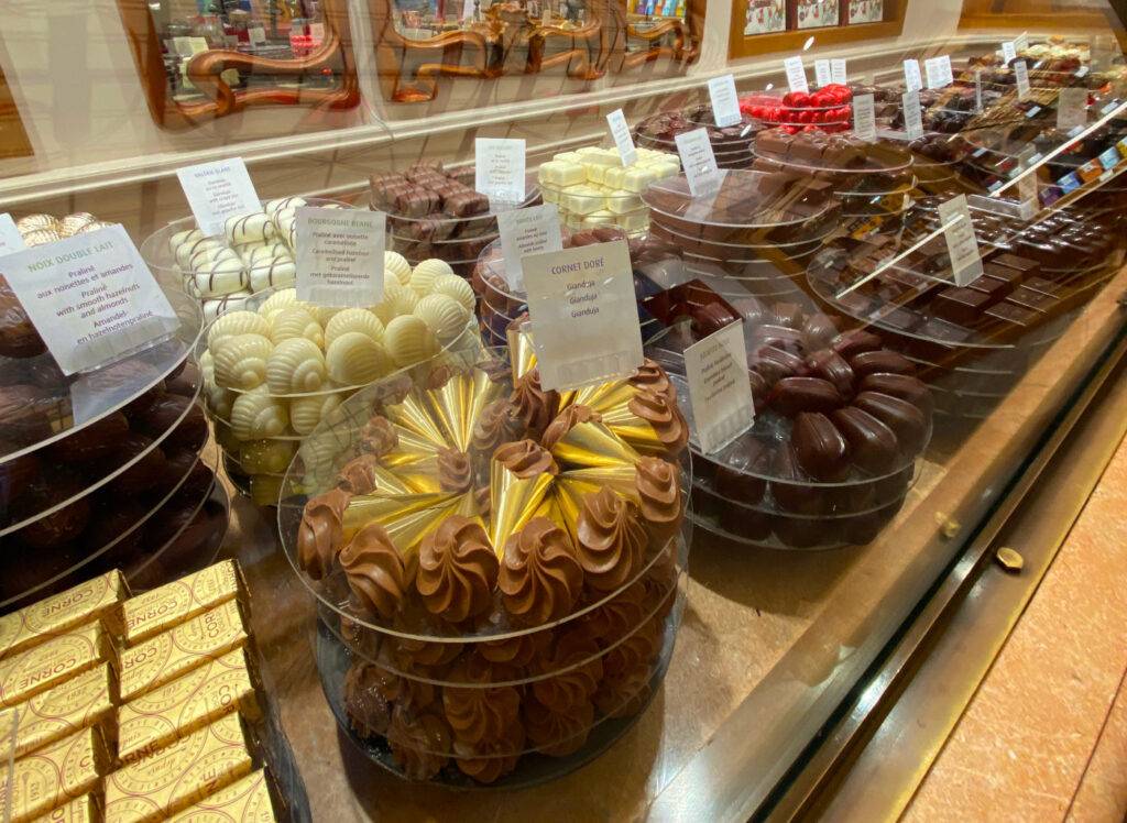Belgische Schokolade, eine verführerische Auswahl zarter Pralinen und köstlicher Schokoladentafeln, süße Spezialitäten in Brüssel