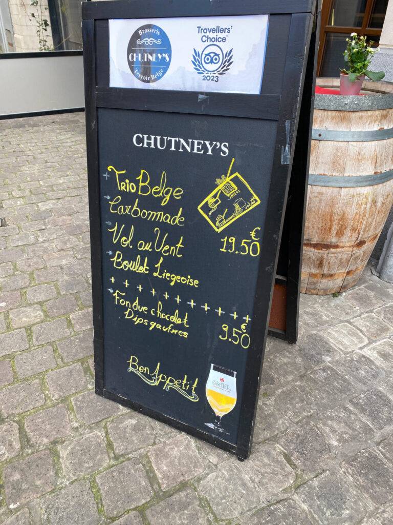 Chutney's Restaurant im Warwick Brussels, gemütliche Atmosphäre, geschmackvolle lokale Spezialitäten, Trio Belge Menü mit Vol au Vent, Carbonnade Flamande und Lütticher Boulette Spezialitäten in Brüssel