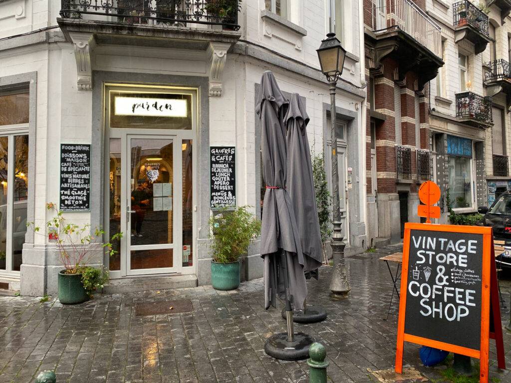 Spezialitäten in Brüssel im Pardon, Saint-Gilles: Zitronen-Bergamotte-Waffeln, Kardamom-Brötchen und Shortbread mit Kakao und Orangenschale.