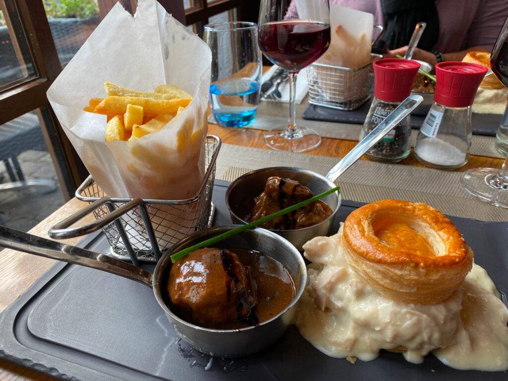 Vol au Vent, belgisches Blätterteigkörbchen mit zartem Hühnerfleisch in reichhaltiger Brühe, traditionell mit Pommes Frites serviert