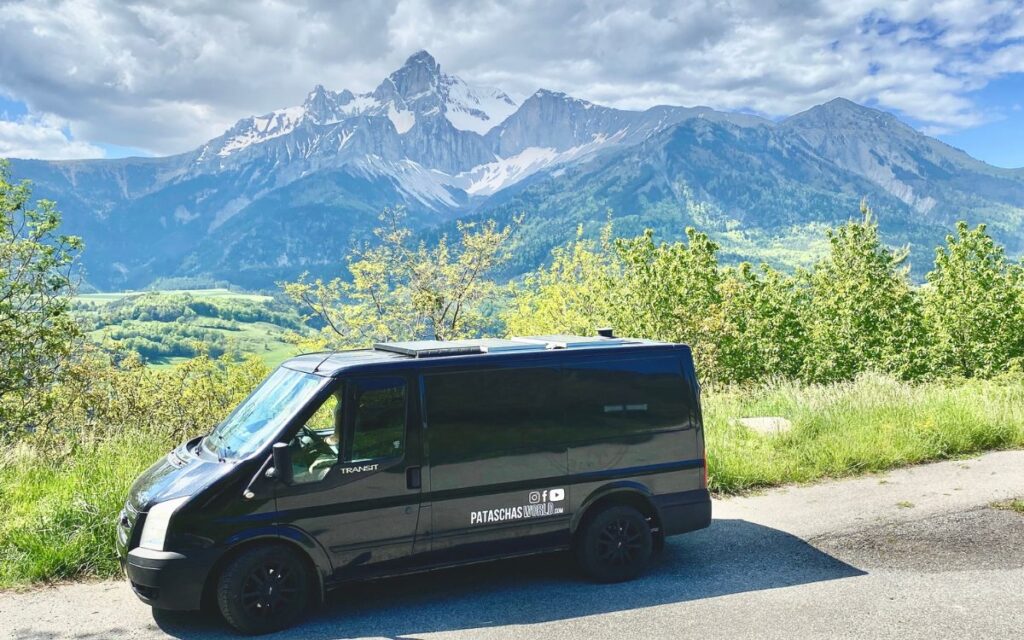 Route Napoléon CAmper mit Ausblick auf die Alpen