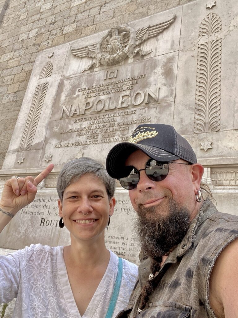 Tascha und Patrick von Pataschas World auf der Route Napoleon in Cannes
