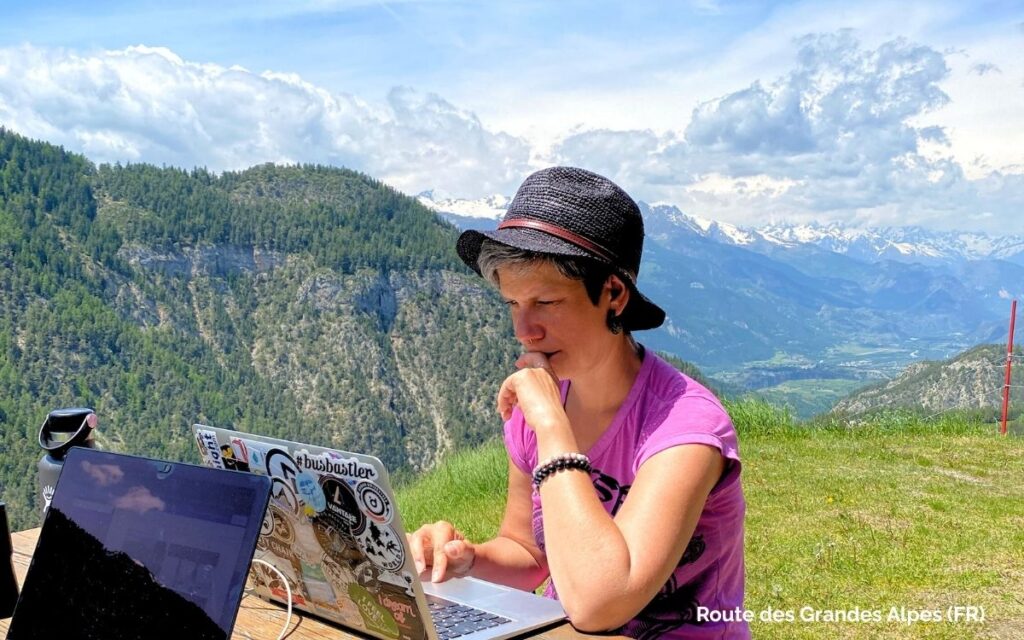 Tascha "Beyond Borders" in den Alpen beim Arbeiten - Ortsunabhängig arbeiten in Luxemburg oder auf Reisen