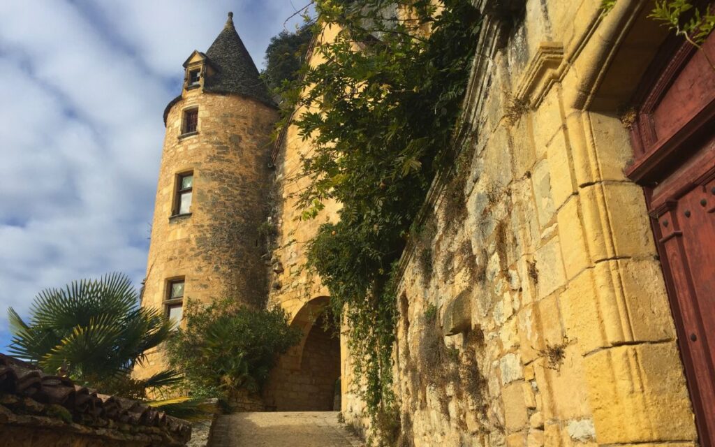 La Roque-Gageac: Schloss im exotischen Mittelalter Dorf in Frankreich