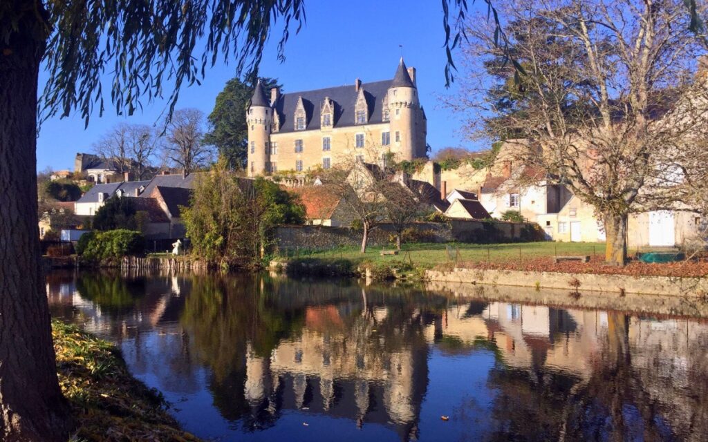 Schloss und die Spiegelungen im Fluss Montresor Frankreich